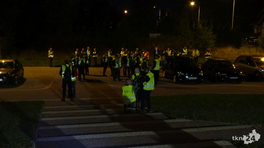 Pod opieką Archaniołów wędrowali nocą do Sanktuarium w Czarnej [wideo, zdjęcia]