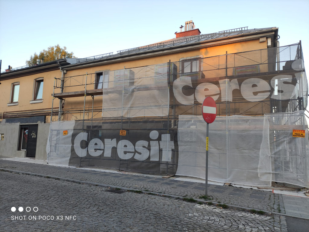 Końskie: Pierwsza kamienica z gminnego programu przechodzi przemianę