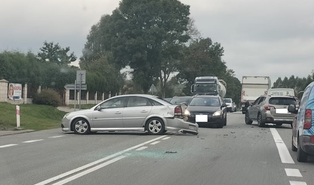Trzy pojazdy zderzyły się na krajówce w Smykowie [zdjęcia]