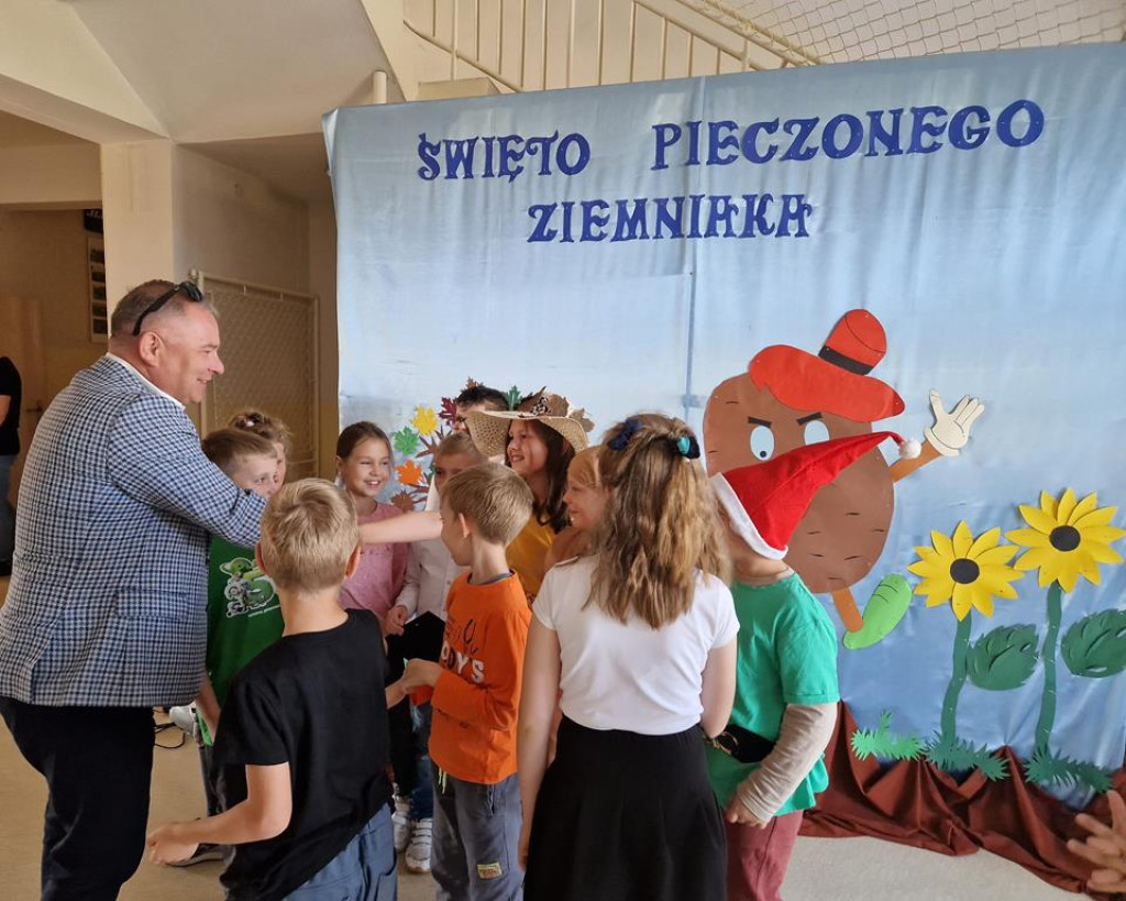 Szkoła w Kłucku świętowała i pomagała [zdjęcia]