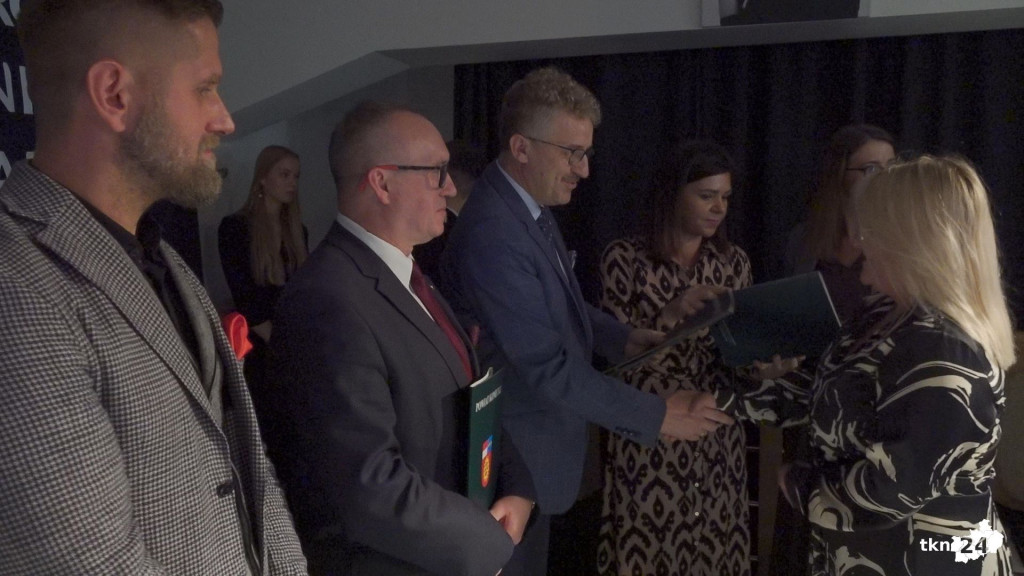 Nagrody i medale dla nauczycieli. Powiat świętował Dzień Edukacji Narodowej [wideo, zdjęcia]