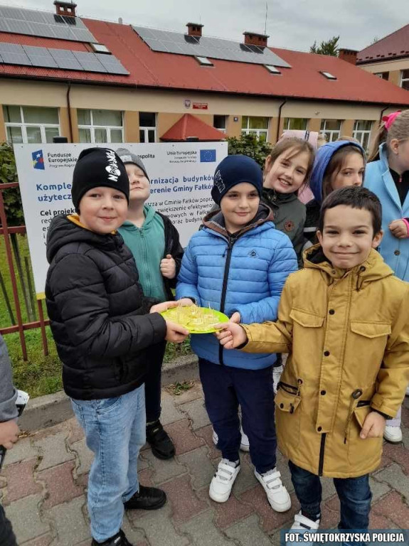 Cytryna za mandat i edukacja o lesie. Profilaktyczne działania koneckiej policji [zdjęcia]
