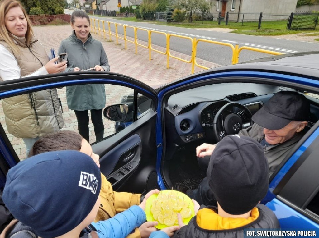 Cytryna za mandat i edukacja o lesie. Profilaktyczne działania koneckiej policji [zdjęcia]