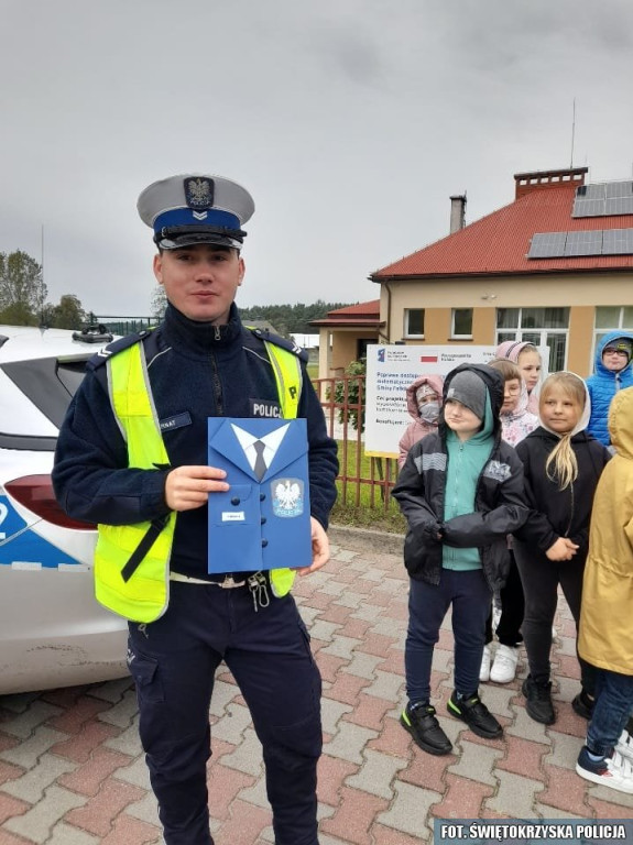Cytryna za mandat i edukacja o lesie. Profilaktyczne działania koneckiej policji [zdjęcia]