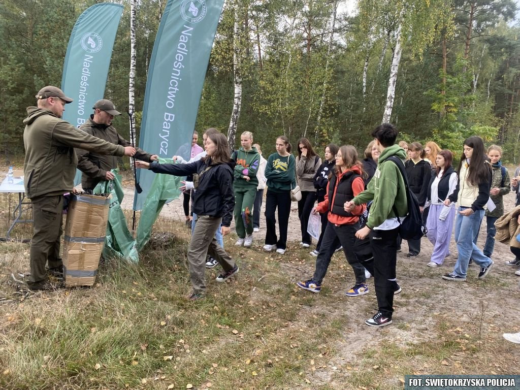 Cytryna za mandat i edukacja o lesie. Profilaktyczne działania koneckiej policji [zdjęcia]