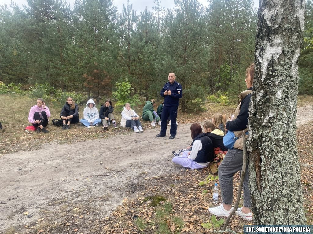 Cytryna za mandat i edukacja o lesie. Profilaktyczne działania koneckiej policji [zdjęcia]