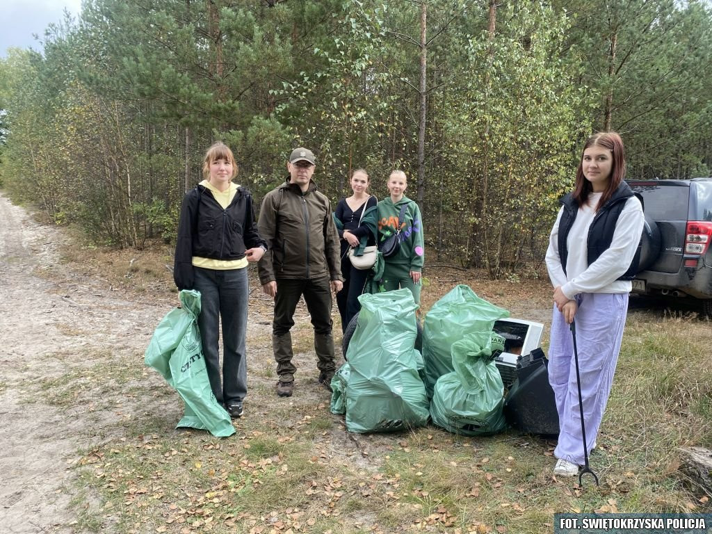 Cytryna za mandat i edukacja o lesie. Profilaktyczne działania koneckiej policji [zdjęcia]