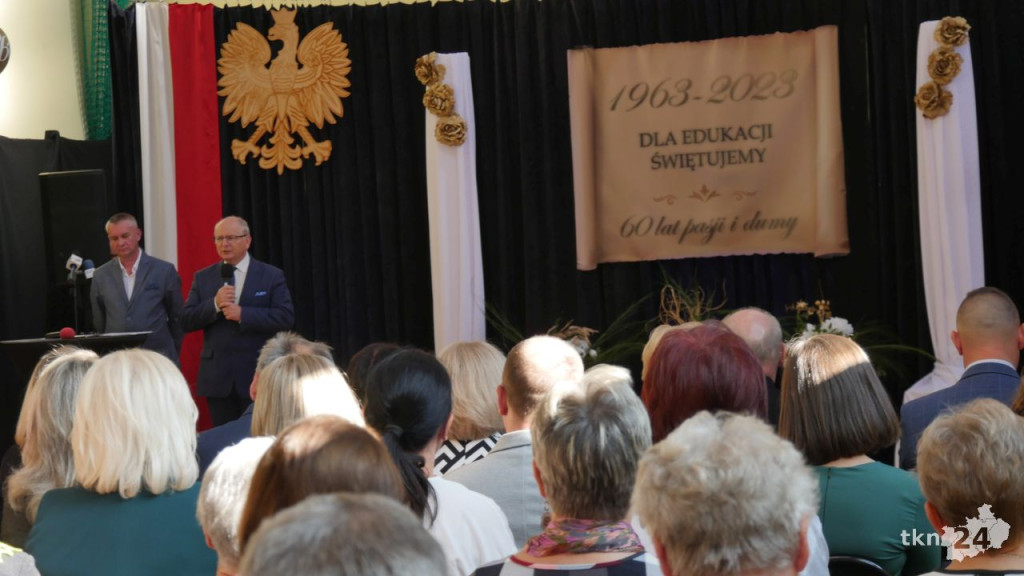 Podwójne święto edukacji. Dzień Nauczyciela i 60 lat Szkoły w Kazanowie [wideo,  zdjęcia]