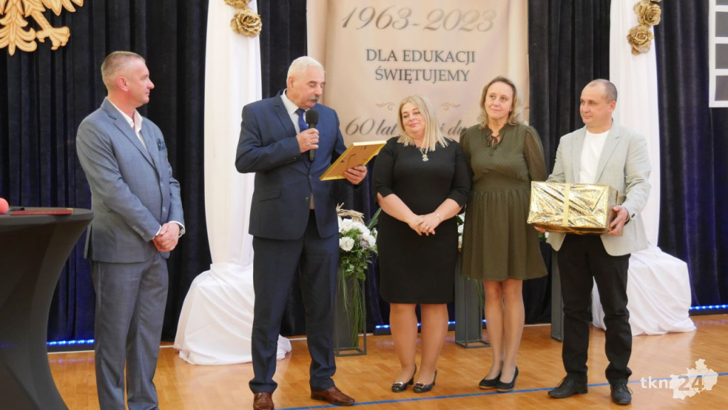 Podwójne święto edukacji. Dzień Nauczyciela i 60 lat Szkoły w Kazanowie [wideo,  zdjęcia]