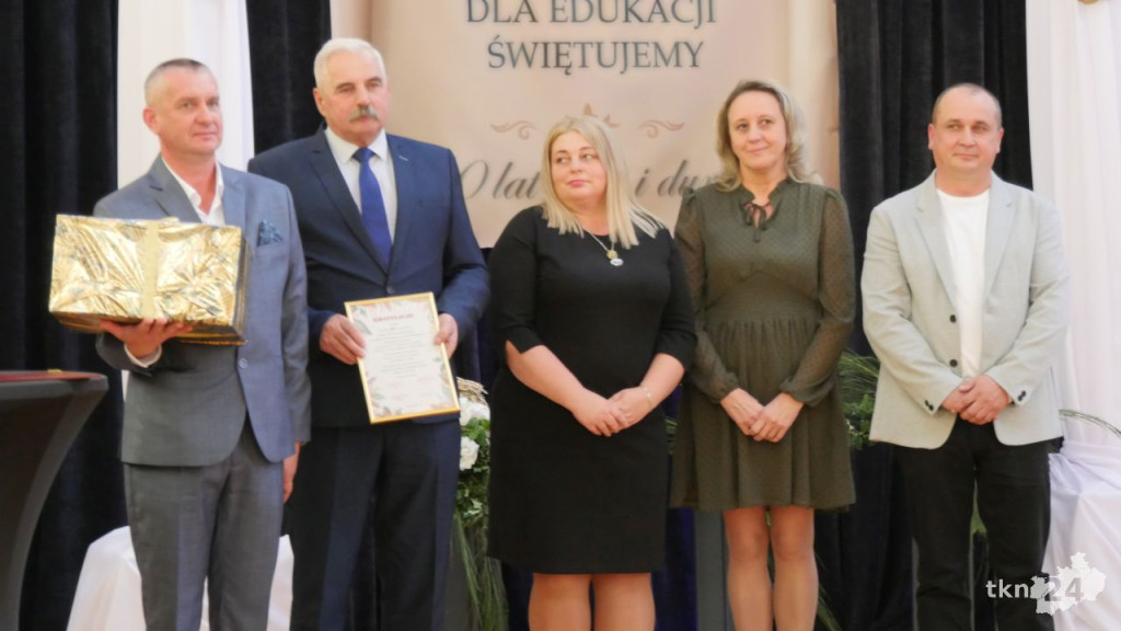 Podwójne święto edukacji. Dzień Nauczyciela i 60 lat Szkoły w Kazanowie [wideo,  zdjęcia]