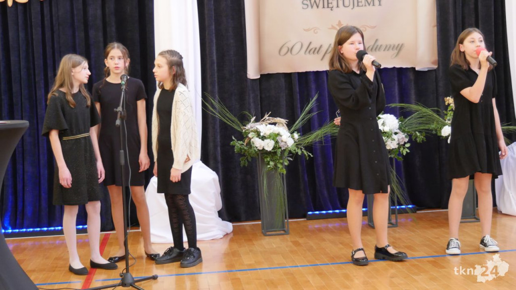 Podwójne święto edukacji. Dzień Nauczyciela i 60 lat Szkoły w Kazanowie [wideo,  zdjęcia]