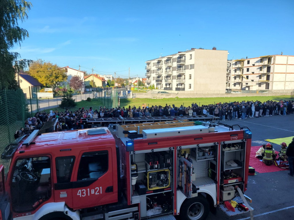 Zapłon w sali chemicznej i ewakuacja szkoły. Ćwiczenia w I LO [zdjęcia]