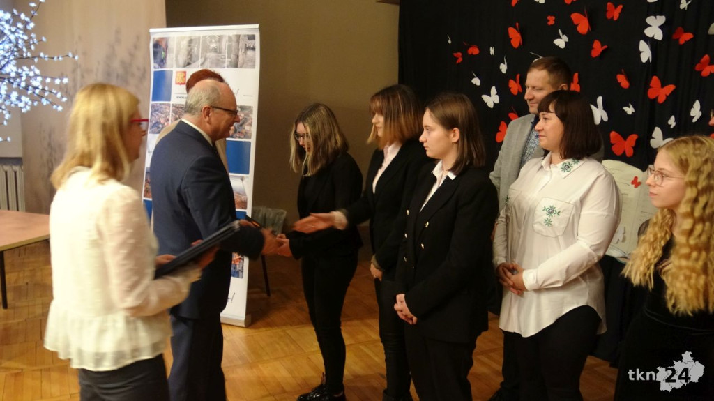 Burmistrz Końskich nagrodził najlepszych uczniów [wideo, zdjęcia]