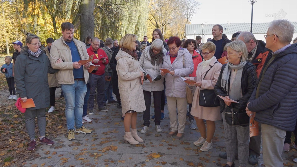 Duże zainteresowanie spacerem `Śladami koneckich Żydów` [wideo, zdjęcia]