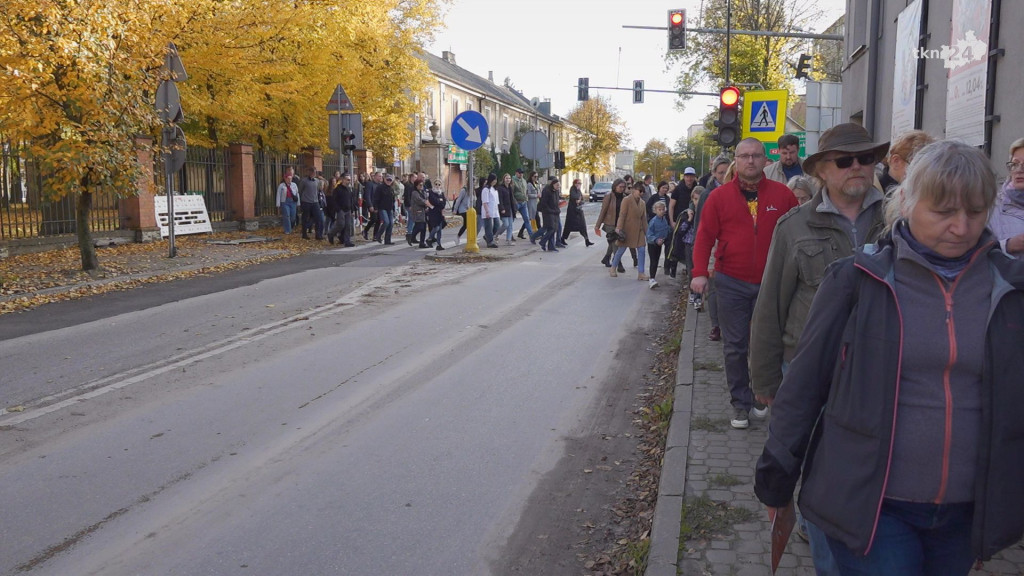 Duże zainteresowanie spacerem `Śladami koneckich Żydów` [wideo, zdjęcia]