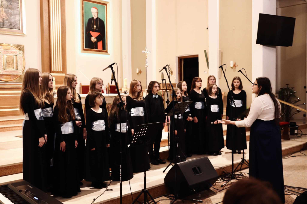 Koncert Papieski w Stąporkowie [zdjęcia]