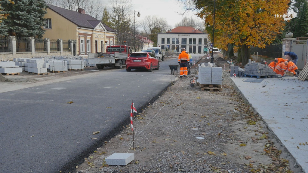 Trwa budowa dużego ronda w Końskich. Burmistrz odpowiada na pytania mieszkańców [wideo, zdjęcia]