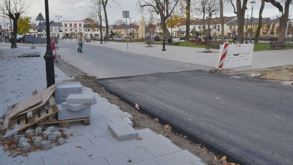 Trwa budowa dużego ronda w Końskich. Burmistrz odpowiada na pytania mieszkańców [wideo, zdjęcia]