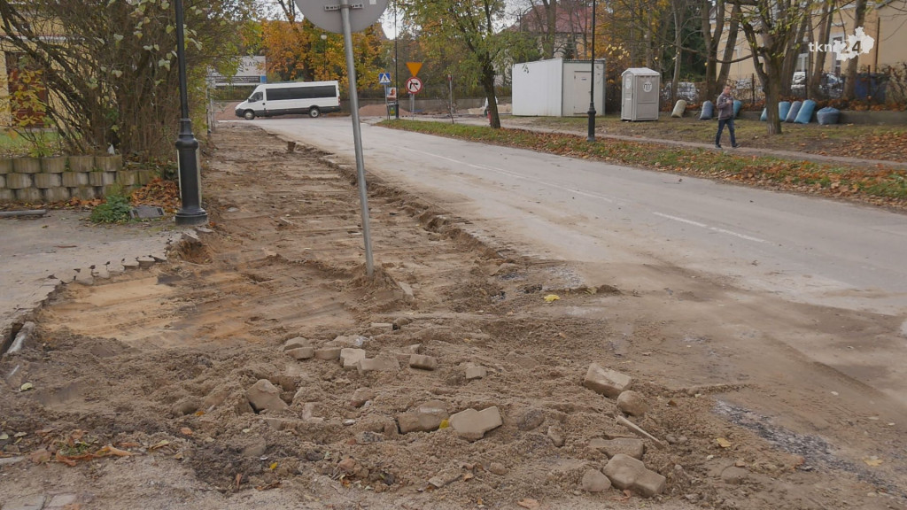 Trwa budowa dużego ronda w Końskich. Burmistrz odpowiada na pytania mieszkańców [wideo, zdjęcia]