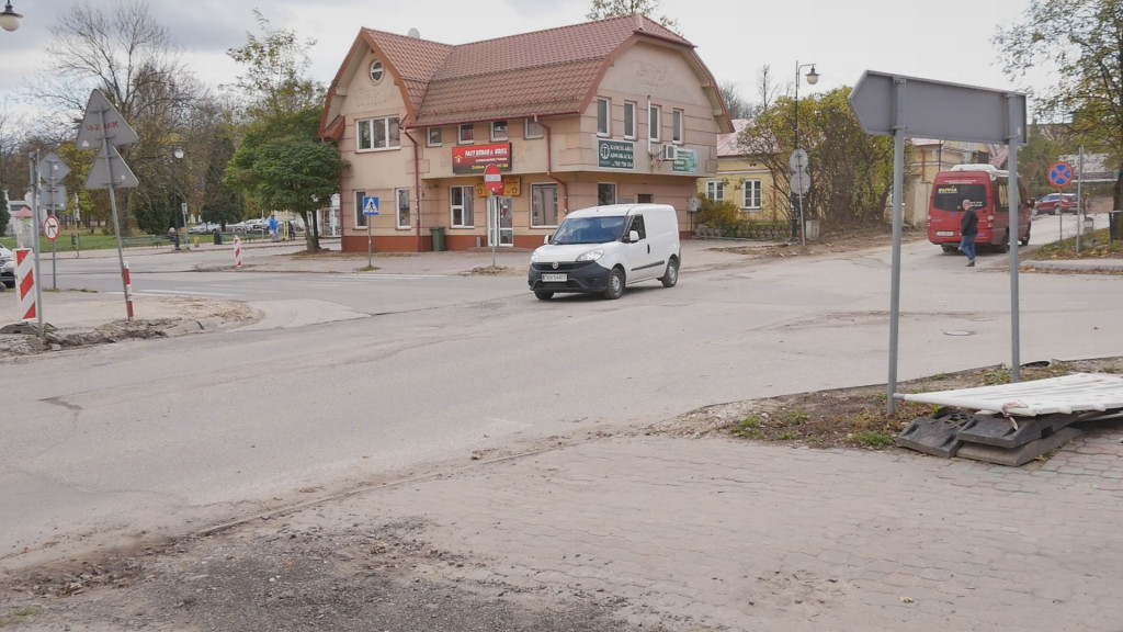 Trwa budowa dużego ronda w Końskich. Burmistrz odpowiada na pytania mieszkańców [wideo, zdjęcia]