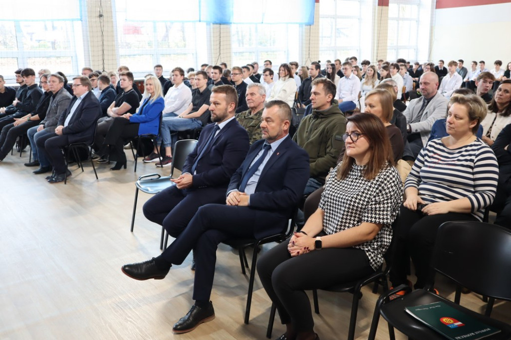 Święto Niepodległości świętem wolności: Akademia w ZSP nr 1 w Końskich