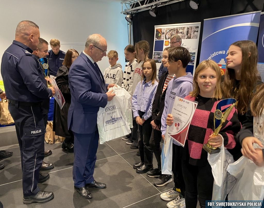Szkoła z Dziebałtowa wygrywa w konkursie `Bezpieczeństwo na piątkę`