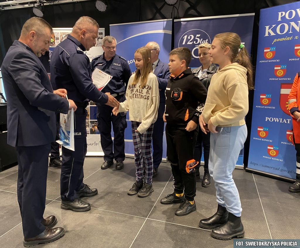 Szkoła z Dziebałtowa wygrywa w konkursie `Bezpieczeństwo na piątkę`