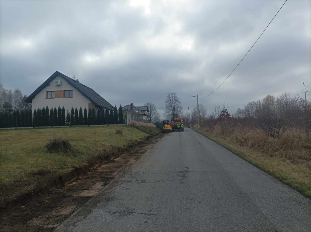 Trwa budowa chodnika w Górnym Młynie [zdjęcia]