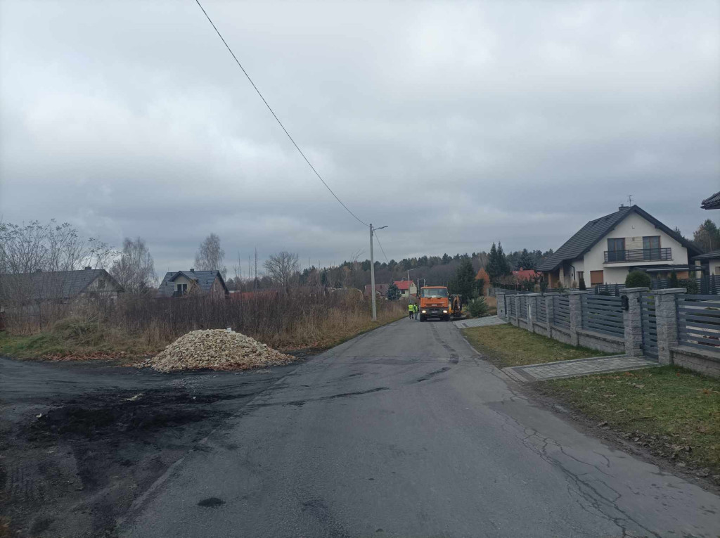Trwa budowa chodnika w Górnym Młynie [zdjęcia]