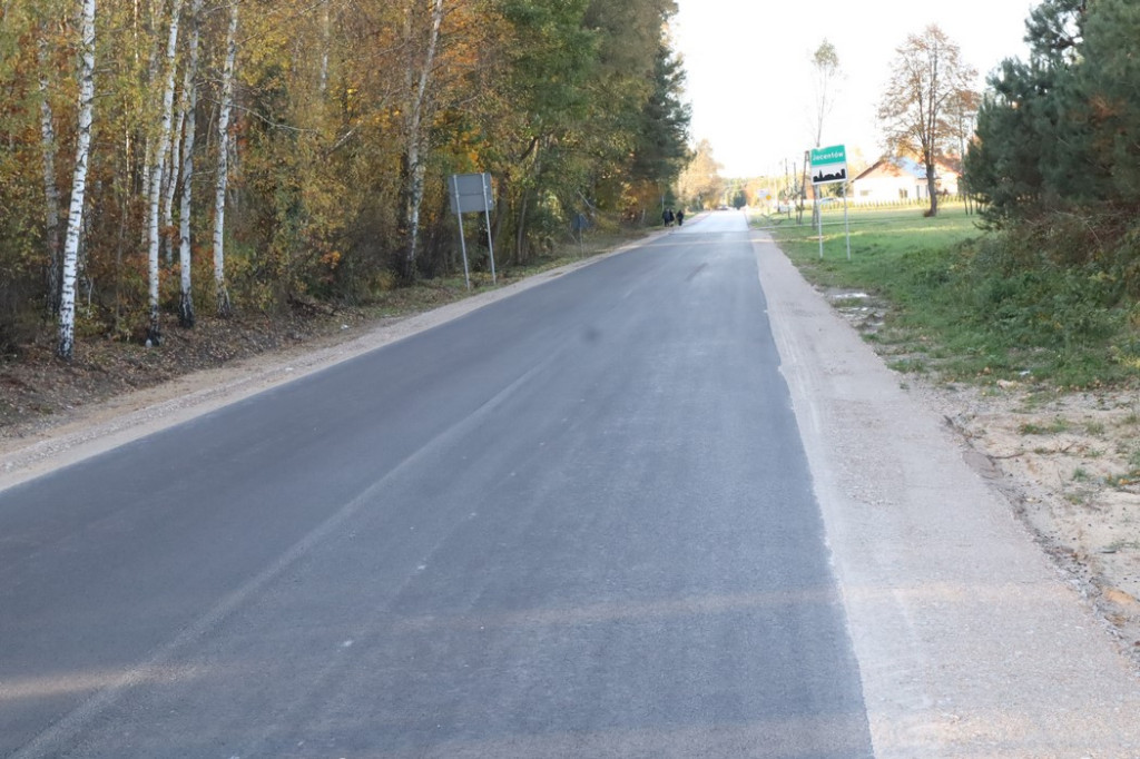 Odcinek drogi Radoszyce - Jacentów ma nową nawierzchnię [zdjęcia]