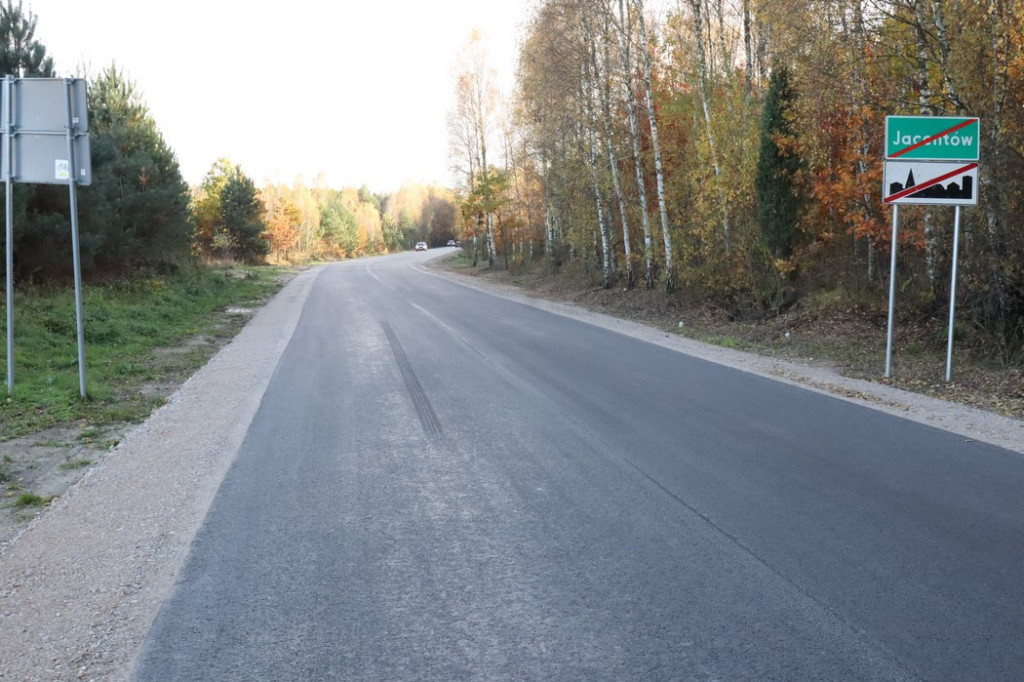 Odcinek drogi Radoszyce - Jacentów ma nową nawierzchnię [zdjęcia]