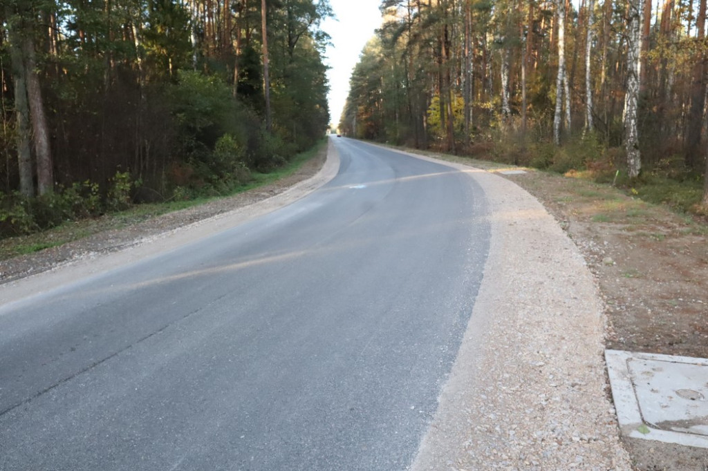 Odcinek drogi Radoszyce - Jacentów ma nową nawierzchnię [zdjęcia]
