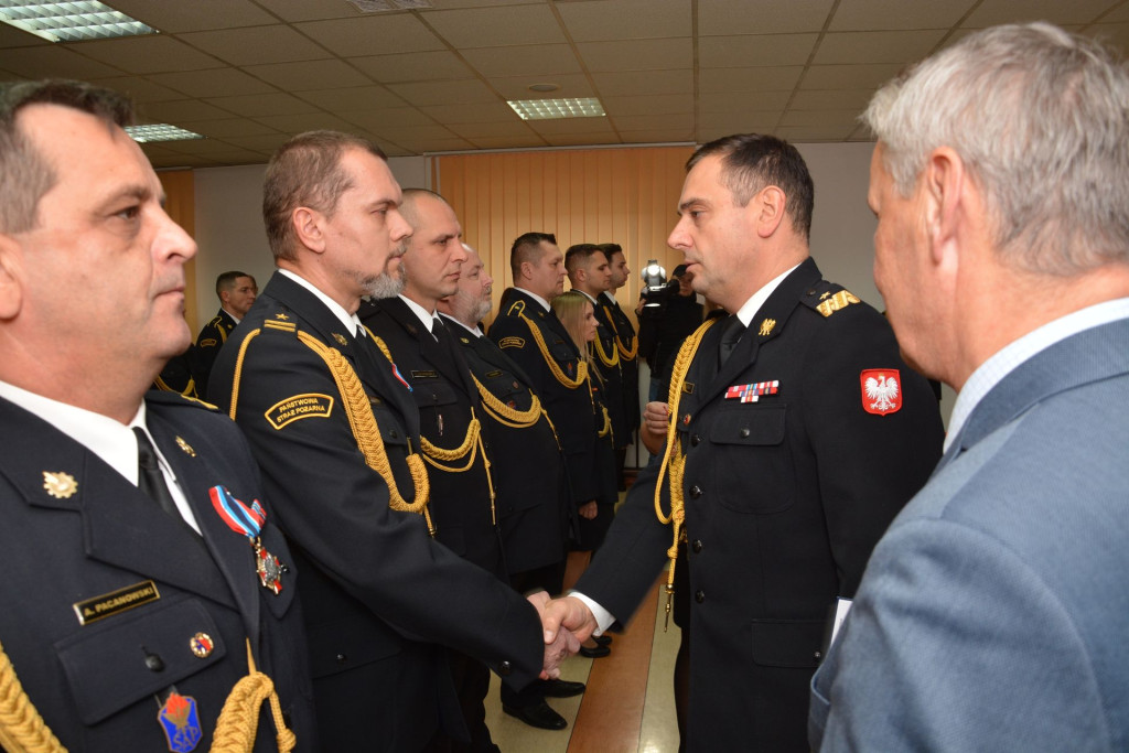 Strażacy z powiatu koneckiego z odznakami i awansami [zdjęcia]