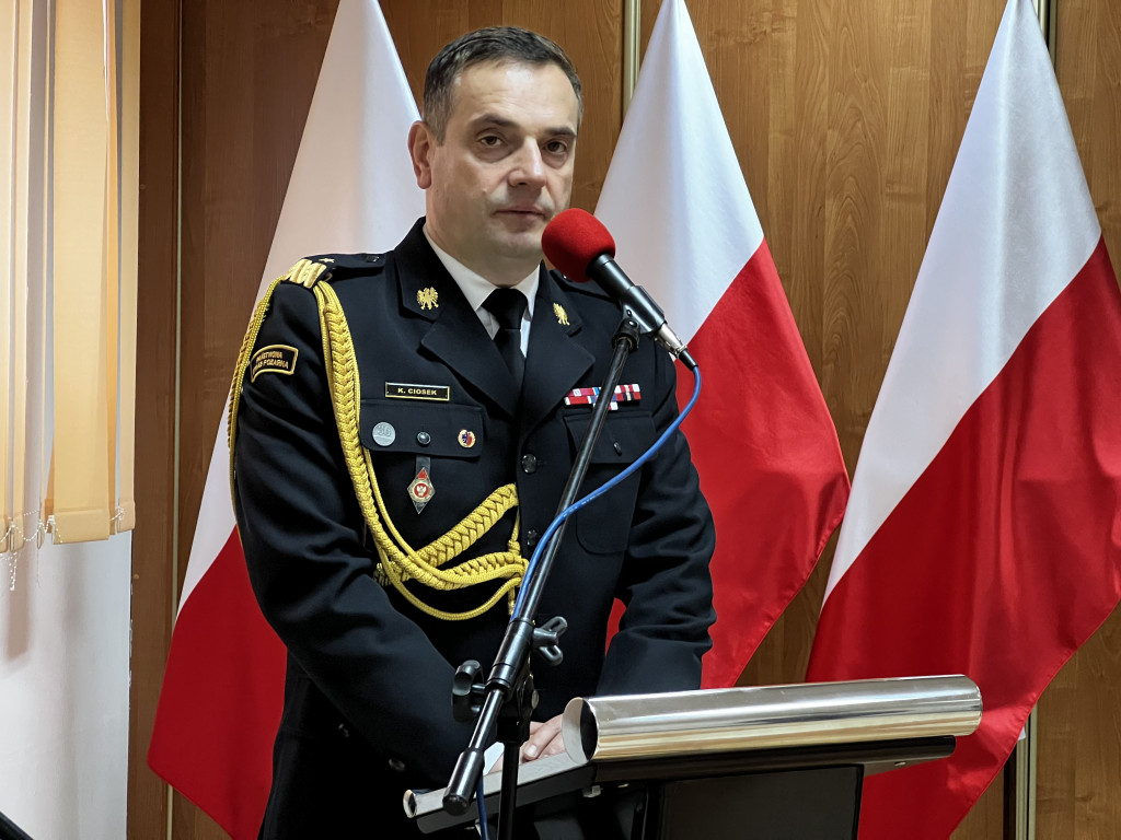 Strażacy z powiatu koneckiego z odznakami i awansami [zdjęcia]