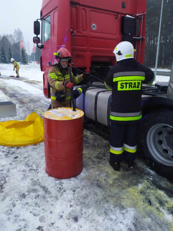 Wyciek paliwa z tira w Koliszowach [zdjęcia]