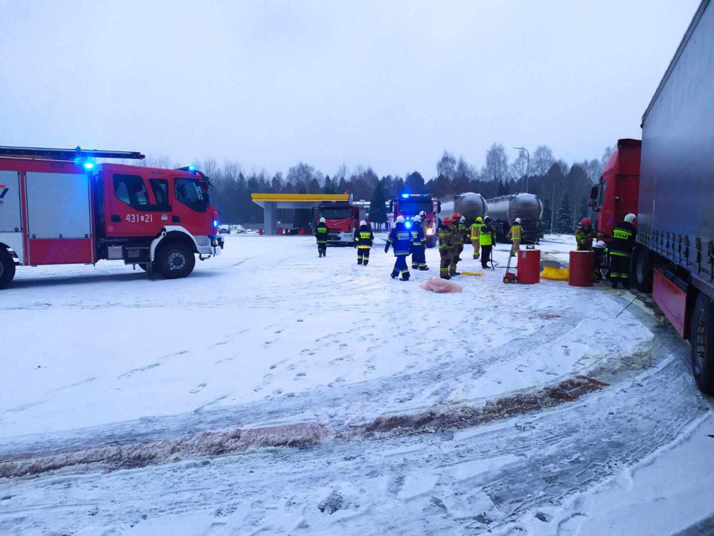 Wyciek paliwa z tira w Koliszowach [zdjęcia]