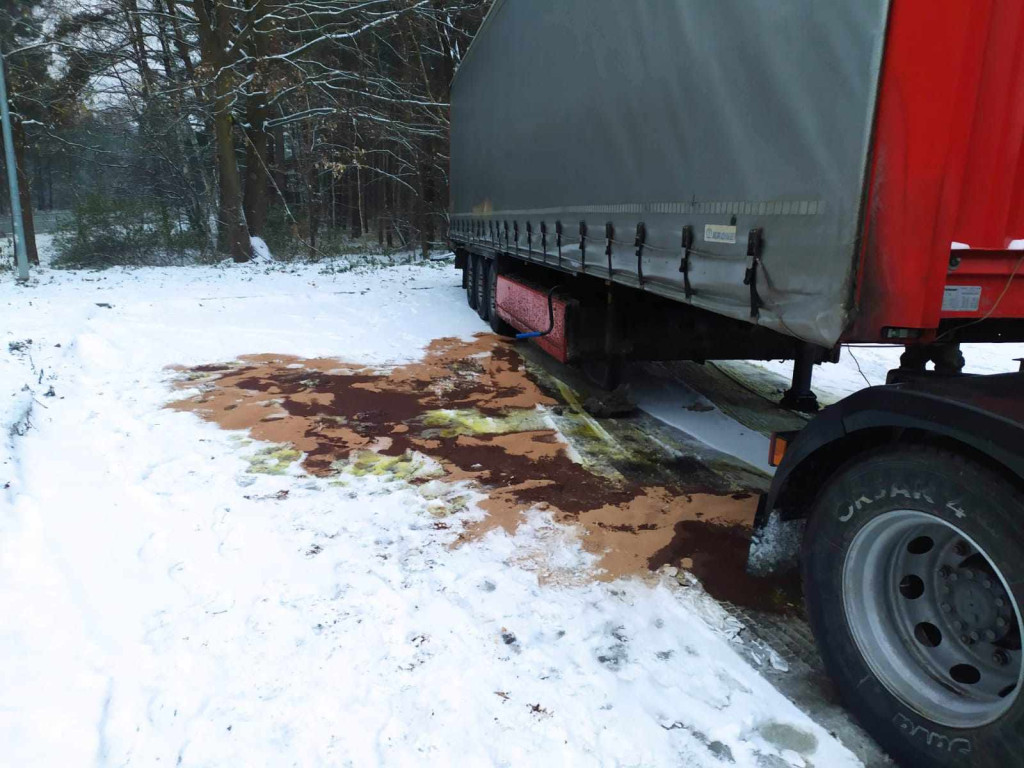 Wyciek paliwa z tira w Koliszowach [zdjęcia]