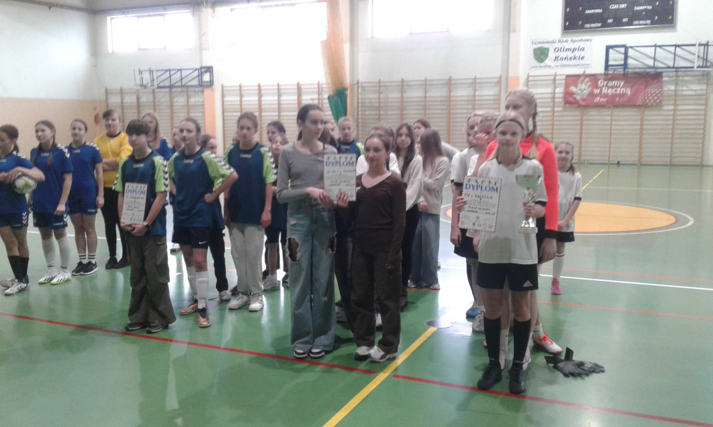 Zawodniczki z PSP Fałków najlepsze w mini piłce nożnej [zdjęcia]
