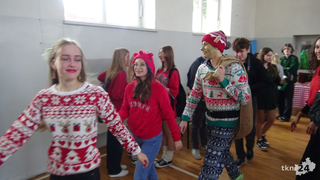 Świąteczne wydarzenie z charytatywnym akcentem w II LO [wideo, zdjęcia]