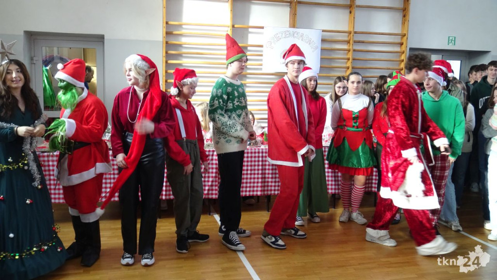 Świąteczne wydarzenie z charytatywnym akcentem w II LO [wideo, zdjęcia]