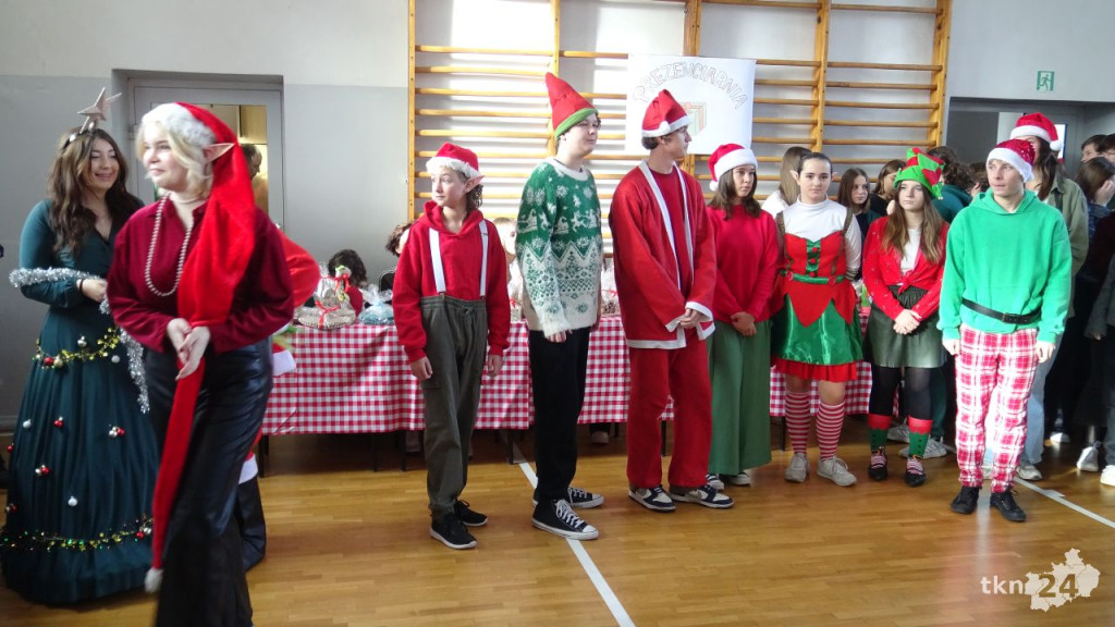 Świąteczne wydarzenie z charytatywnym akcentem w II LO [wideo, zdjęcia]