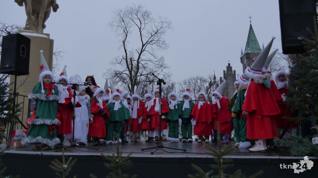 Końskie: Choinka na rynku już rozświetlona! [wideo, zdjęcia]