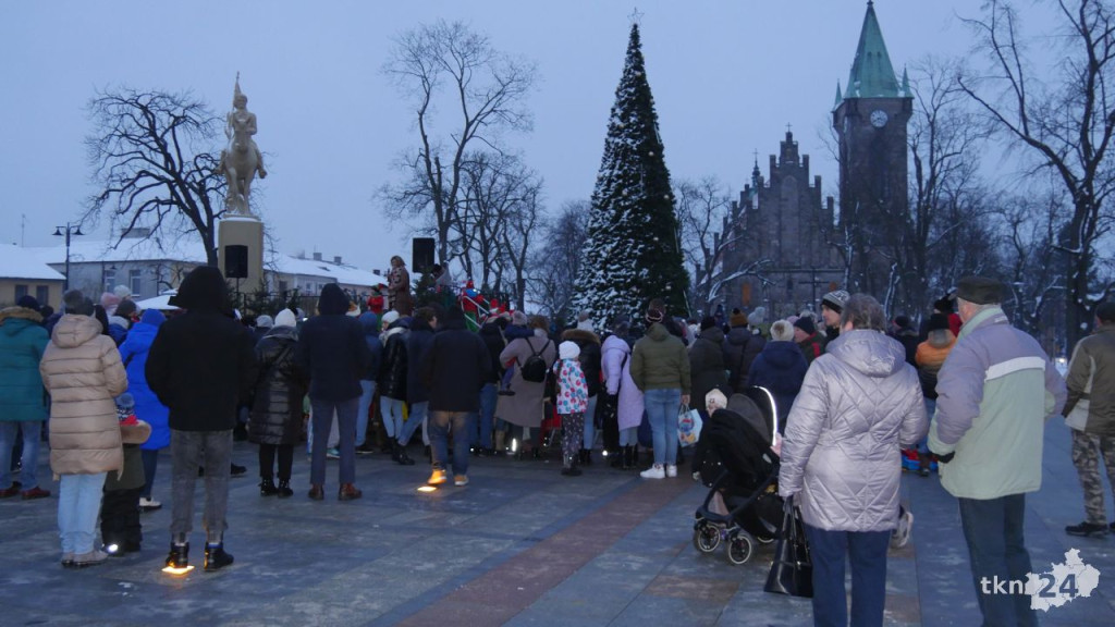 Końskie: Choinka na rynku już rozświetlona! [wideo, zdjęcia]