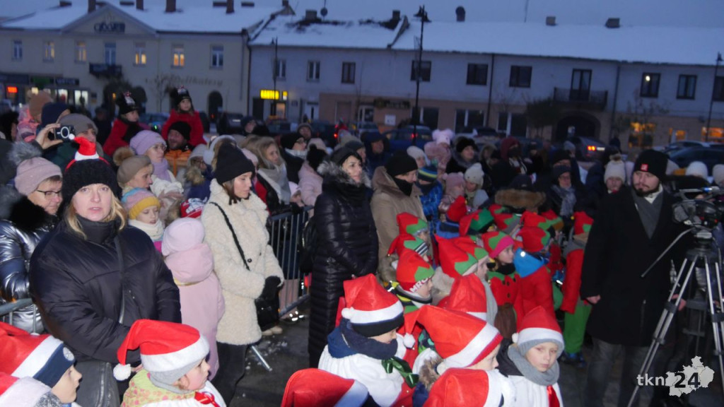 Końskie: Choinka na rynku już rozświetlona! [wideo, zdjęcia]