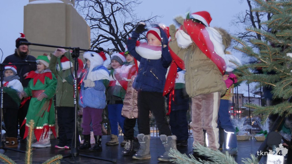 Końskie: Choinka na rynku już rozświetlona! [wideo, zdjęcia]