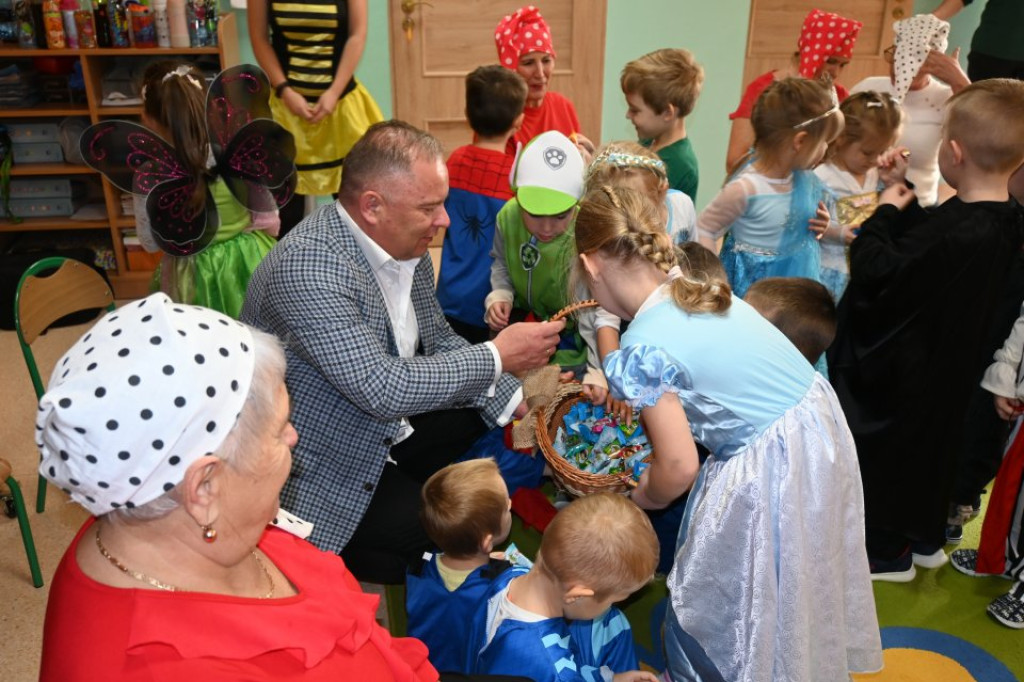 Spotkanie pokoleń: inauguracja programu `Od Przedszkola do Seniora - RAZEM w Radoszycach`