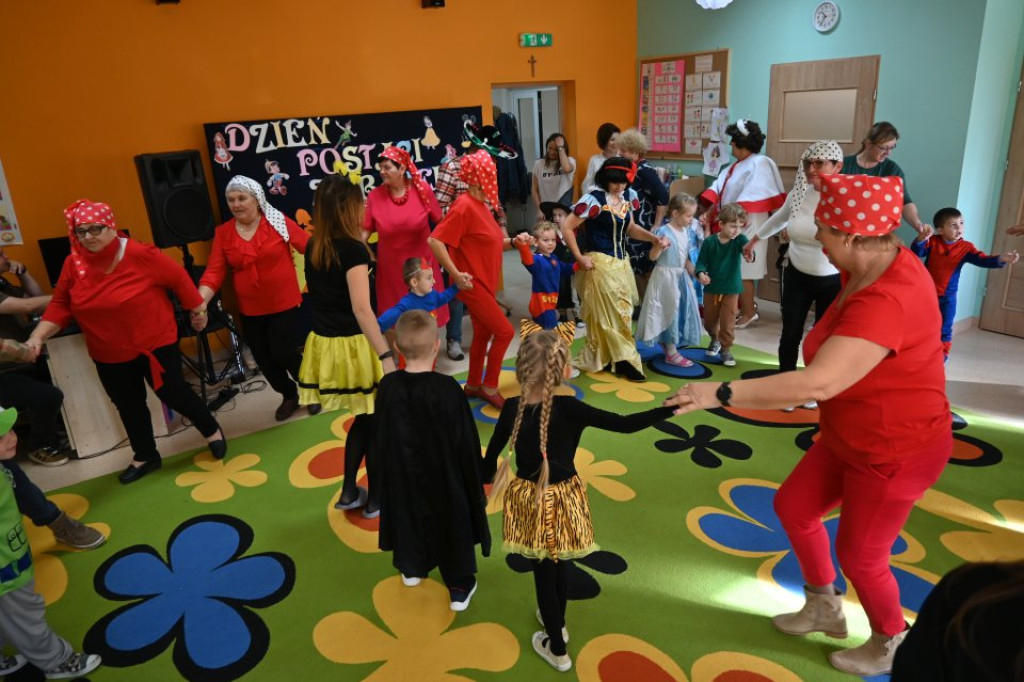 Spotkanie pokoleń: inauguracja programu `Od Przedszkola do Seniora - RAZEM w Radoszycach`