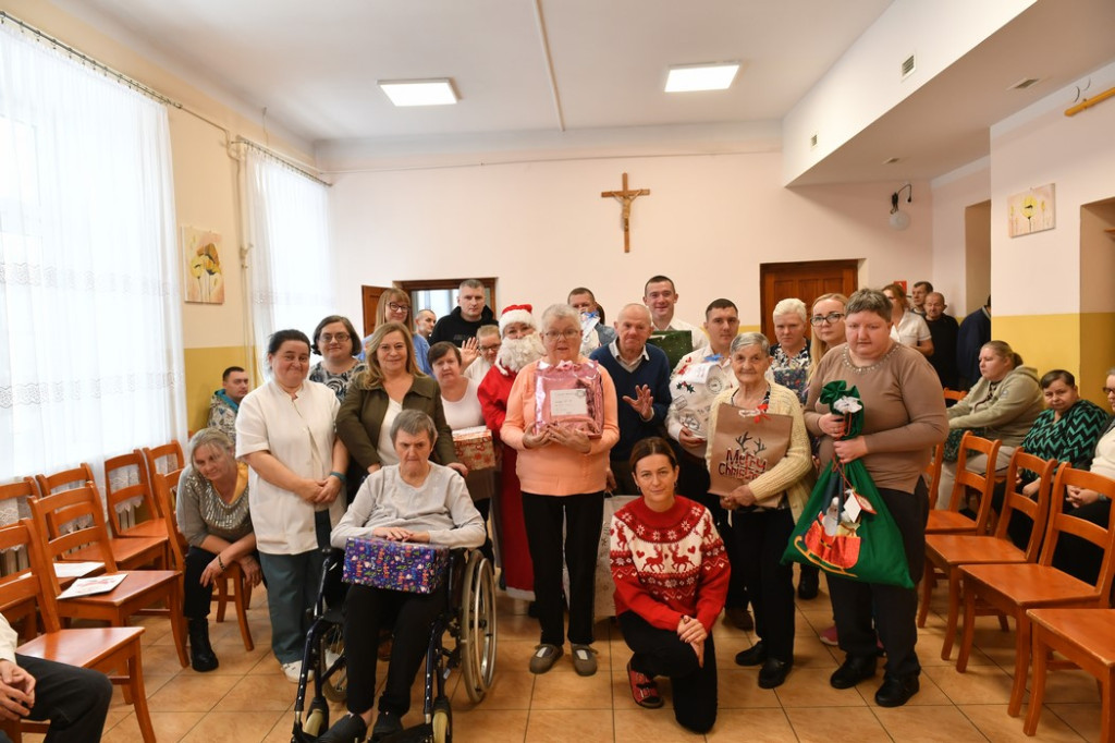 Święty Mikołaj odwiedził mieszkańców `Cichego Zakątka` [zdjęcia]