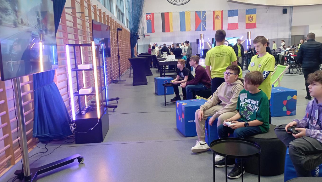 Uczniowie ze Stadnickiej Woli wzięli udział w Lidze Robotów [zdjęcia]