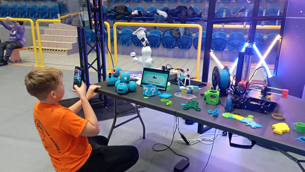 Uczniowie ze Stadnickiej Woli wzięli udział w Lidze Robotów [zdjęcia]